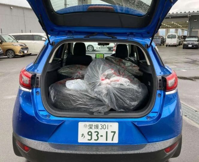 Открытый багажник синей Mazda CX-3