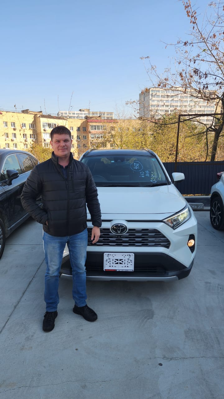 Два лота и жемчужный RAV4: как мы выбирали автомобиль для Александра